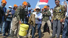 Menteri Kelautan dan Perikanan Susi Pudjiastuti (tengah) menunjukkan sampah yang ada di Pantai Timur Ancol, Jakarta, Minggu (18/8/2019). Dalam rangka HUT ke-74 RI, Pandu Laut Nusantara bersama KKP dan Yayasan Econusa akan menggelar Gerakan Menghadap Laut 2.0. (Liputan6.com/Herman Zakharia)