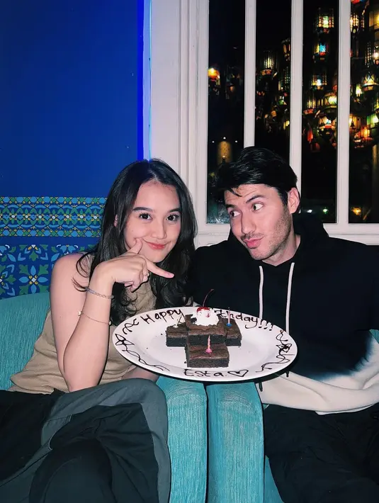 Jadi pasangan di sinetron Love Story the Series, kedekatan Esta Pramanita dan Bara Valentino berlanjut kehidupan nyata. Chemistry saat main sinetron sampai ke hati penonton dan disebut cocok, Esta dan Bara didoakan berjodoh oleh warganet. Unggah foto momen ulang tahun di Instagram, ucapan selamat dari warganet dan rekan artis ramai dibubuhkan untuk Esta Pramanita. (Liputan6.com/IG/@estapramanita)
