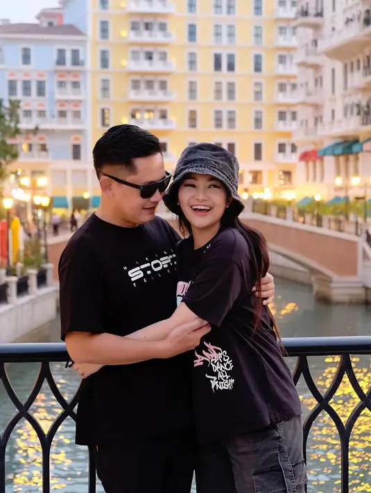 "Saya juga kan saksi mata langsung saat terbang dan melintas di wilayah Palestina dan Israel, sangat prihatin sih. Mudah-mudahan bisa cepat selesai." Kata Hendra Sumendap dalam kesempatan yang sama. [Instagram/fitricarlina]