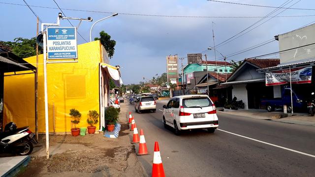 Kendaraan bisa dipacu dengan kecepatan optimal di Jalan Lintas Selatan (JLS) Cilacap. (Liputan6.com/Muhamad Ridlo).