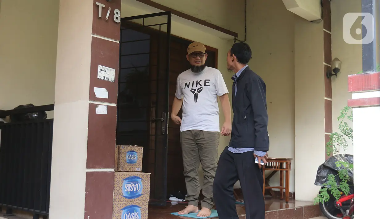Penyidik senior KPK Novel Baswedan berbincang di depan rumahnya usai rekontruksi penyiraman air keras terhadap dirinya di Jalan Deposito, Kelapa Gading, Jakarta, Jumat (7/2/2020). Karena alasan kesehatan, Novel tidak mengikuti proses rekonstruksi meski berada di rumah (Liputan6.com/Herman Zakharia)
