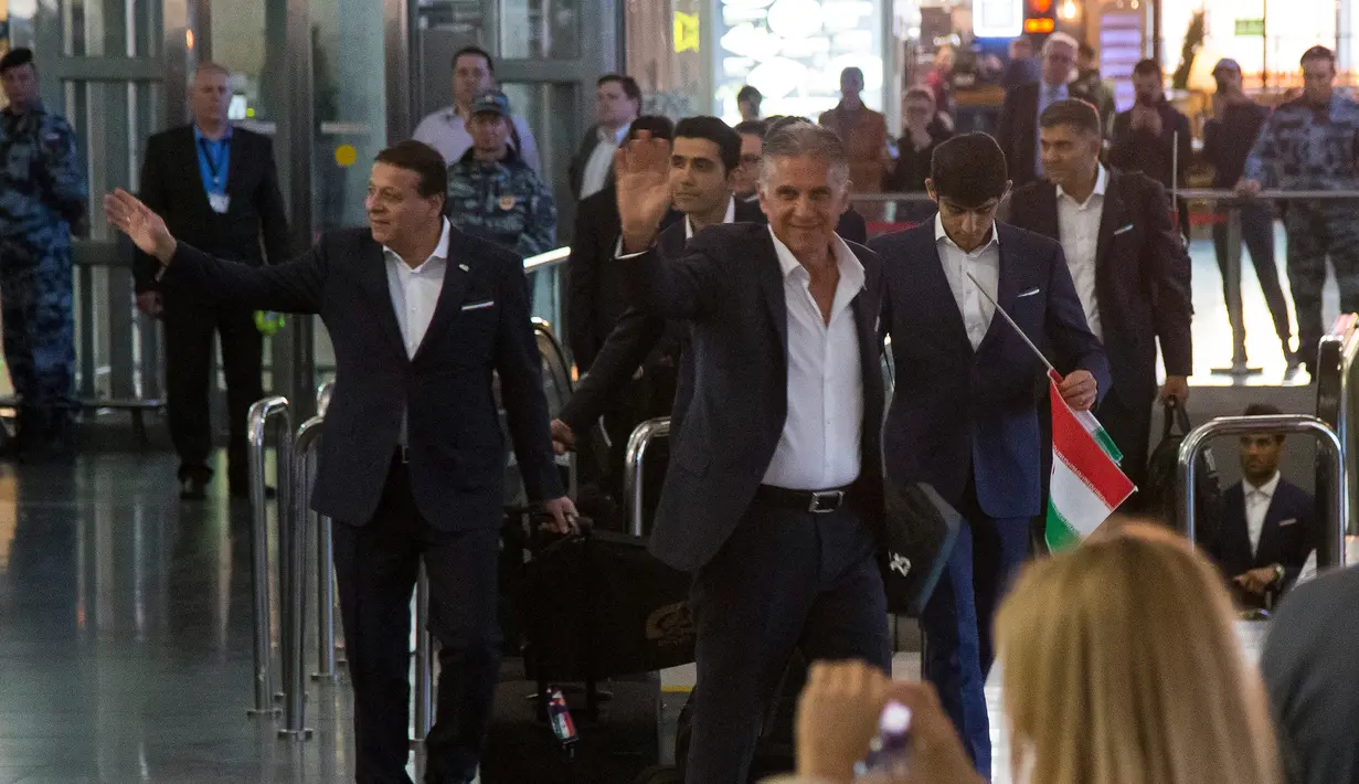 Tim nasional (Timnas) Iran tiba di bandara internasional Vnukovo di luar Moskow, Selasa (5/6). Di Moskow sebelum kick-off Piala Dunia 2018, Iran akan memainkan satu pertandingan persahabatan melawan Lithuania. (AP Photo/Alexander Zemlianichenko)
