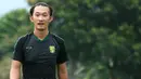 Kiper baru Persebaya Surabaya, Rivky Mokodompit, mengamati rekannya saat latihan di Lapangan Yogyakarta Independent School, Sleman, Kamis (23/1). Latihan ini persiapan jelang Liga 1 Indonesia 2020. (Bola.com/Aditya Wany)