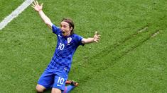 Luka Modric mencetak gol tunggal kemenangan Kroasia atas Turki dalam laga Grup D Piala 2016 di Stadion Parc des Princes, Paris, (12/6/2016). (AFP/Philippe Lopez)
