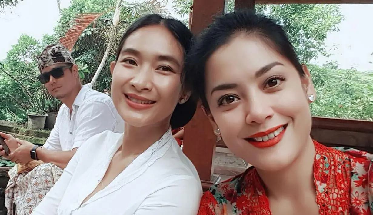 Sebagai seorang sahabat, Happy Salma dan Lulu Tobing juga saling mendukung. (Foto: instagram.com/happysalma)