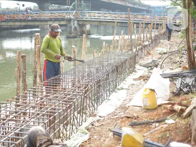 Pekerja menyelesaikan pembuatan turap Kali Ancol di Jakarta Utara, Minggu (15/12/2019). Dinas Sumber Daya Air Pemprov DKI melakukan penataan turap Kali Ancol sebagai bagian dari program pengendali banjir yang nantinya juga akan digunakan sebagai jalur pedestrian. (Liputan6.com/Immanuel Antonius)
