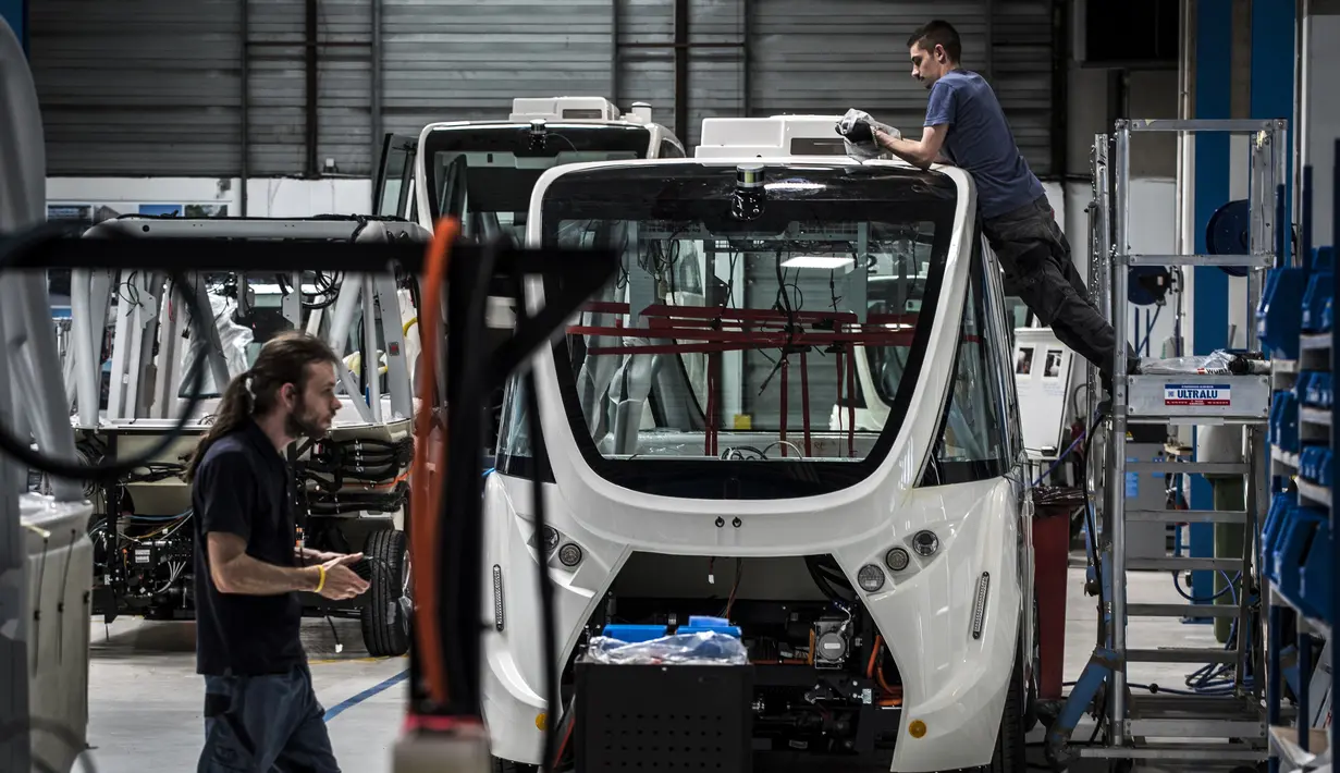 Pekerja menyelesaikan perakitan sebuah bus tanpa pengemudi di pabrik NAVYA di Bron dekat Lyon, Prancis (23/4). Bus ini mampu membawa 15 penumpang sekaligus, dan dapat melaju hingga 50 km/jam. (AFP/Jean-Phoilippe Ksiazek)