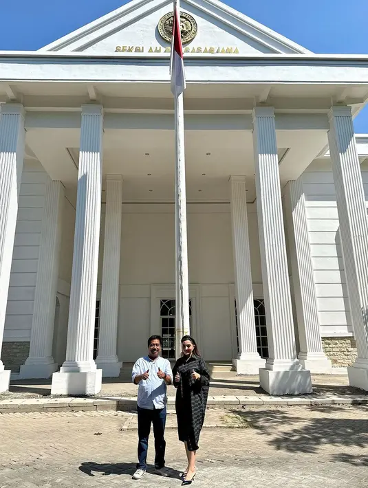 "Congrats for your upcoming doctorates shanty ,aku doakan sukses lancar tercapai @ashanty_ash," tulis Krisdayanti. "Kerennn bunda.... dengan segala kesibukkannya msh memprioritaskan pendidikan..... welcome to the jungle (doctoral world)," tulis tary.sukmawati. [Instagram/ashanty_ash]