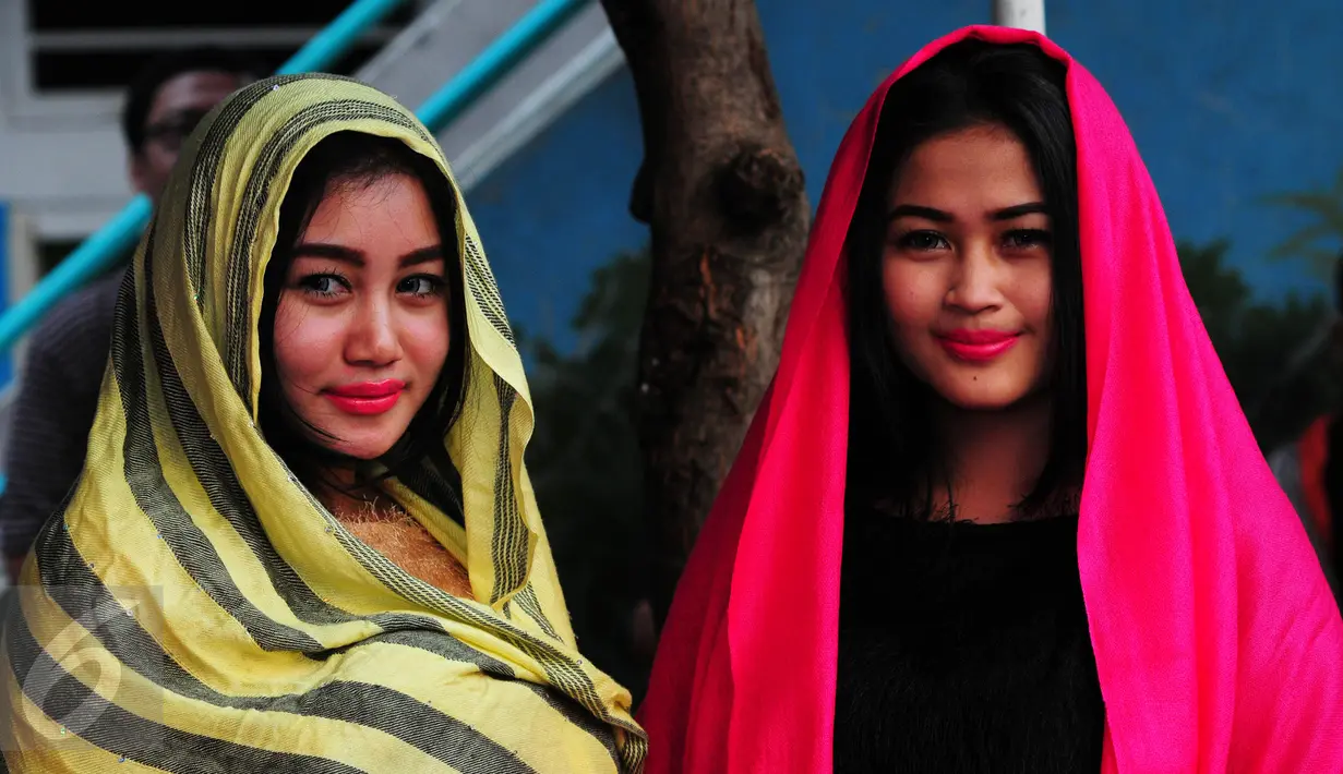 Duo Serigala sangat identik dengan image seksi. Namun di Bulan Ramadan ini, Pamela Safitri dan Ovi Novianti mengaku ingin stop tampil seksi, Jakarta, Jumat, (19/6/2015). (Liputan6.com/Faisal R Syam)