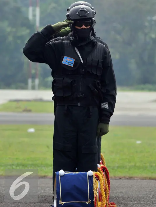 Prajurit TNI AU saat mengikuti upacara peringatan Hari Ulang Tahun ke-70 TNI AU di Pangkalan Udara Halim Perdanakusuma, Jakarta, Kamis (9/4). Sejumlah atraksi ditampilkan oleh prajurit TNI AU. (Liputan6.com/Johan Tallo)