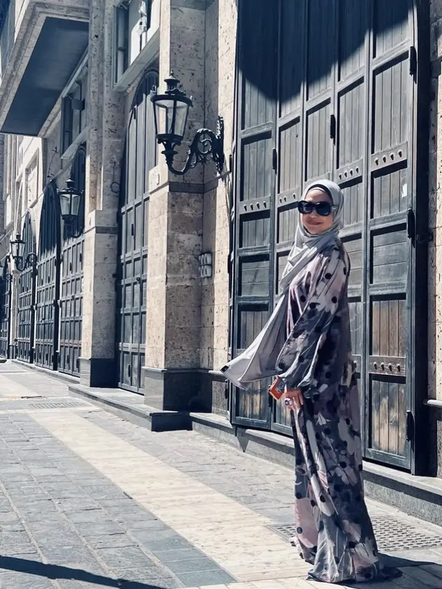 Gaya Terbaru Feni Rose Tampil Berhijab, credit: Instagram (@fenirose)