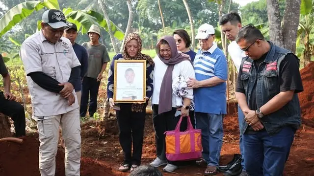 8 Momen Prosesi Pemakaman Chef Haryo Pramoe, Diiringi Tangis Haru Keluarga