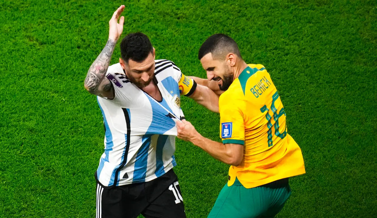 Pemain Australia Aziz Behich (kanan) meraih jersey pemain Argentina Lionel Messi pada pertandingan sepak bola babak 16 besar Piala Dunia 2022 di Stadion Ahmad Bin Ali, Doha, Qatar, 3 Desember 2022. Argentina berhasil melaju ke babak perempat final Piala Dunia 2022 usai menyingkirkan Australia dengan skor 2-1. (AP Photo/Manu Fernandez)