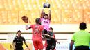 Kiper Borneo FC, Angga Saputro menangkap bola dari ancaman pemain Bhayangkara FC pada laga pekan ke-10 BRI Liga 1 2022/2023 antara Bhayangkara FC melawan Borneo FC di Stadion Wibawa Mukti, Cikarang, Selasa (13/09/2022). (Bola.com/M Iqbal Ichsan)