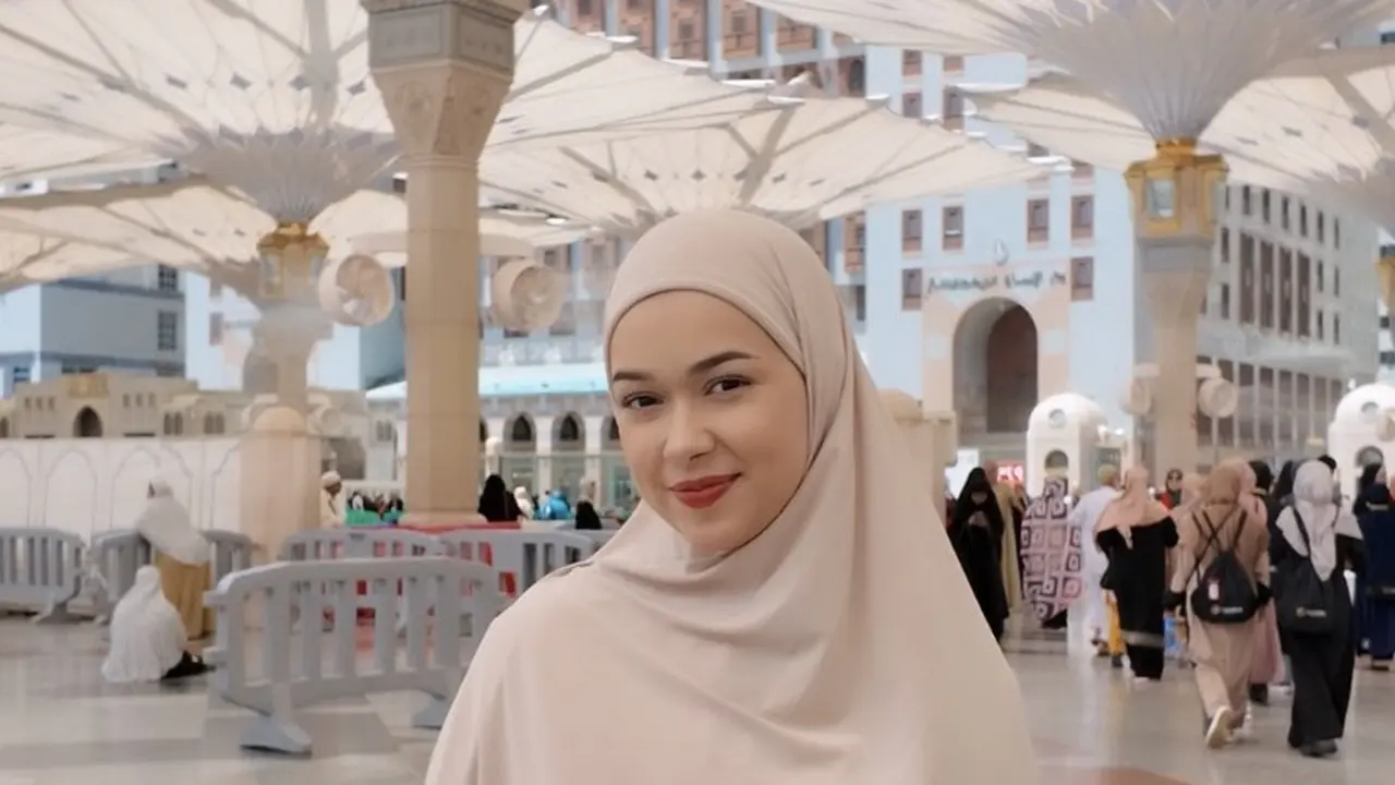 Tampilan Rebecca Klopper saat Umrah