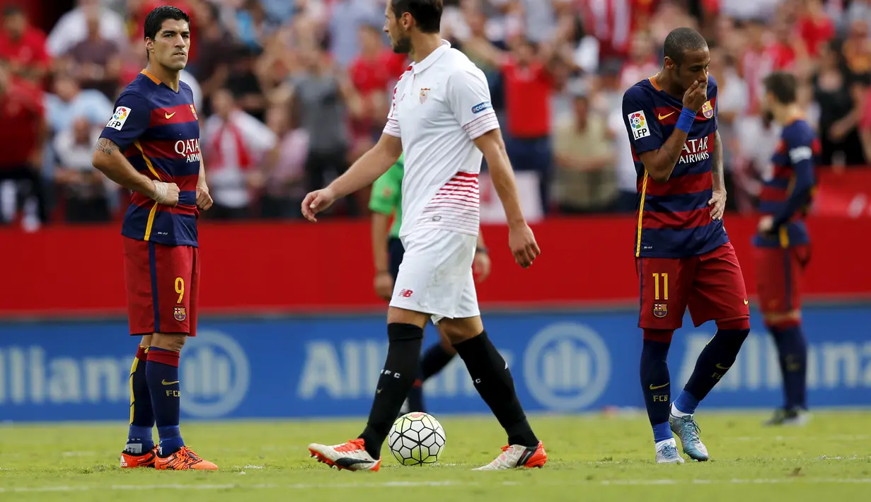 Suarez dan Neymar seolah tak percaya Barcelona dikalahkan oleh Sevilla saat lanjutan La Liga Spanyol, Minggu (4/10/2015). Tanpa kehadiran Messi, Barcelona harus mengakui keunggulan Sevilla dengan skor akhir 2-1. (REUTERS/Marcelo del Pozo)