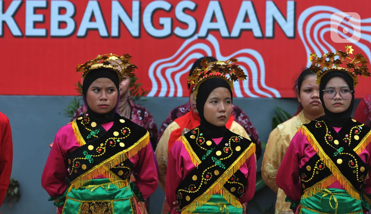 Mereka berbaris, mengenakan pakaian adat dari berbagai daerah, serta membawa bendera Merah Putih dengan penuh kebanggaan. (merdeka.com / Imam Buhori)