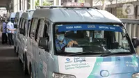 Sopir angkutan umum Jak Lingko mengenakan masker saat menunggu penumpang dalam kendaraannya di Tanah Abang, Jakarta, Kamis (22/7/2021). Sopir dan penumpang wajib mengenakan masker, membersihkan tangan serta menjaga jarak. (Liputan6.com/Faizal Fanani)