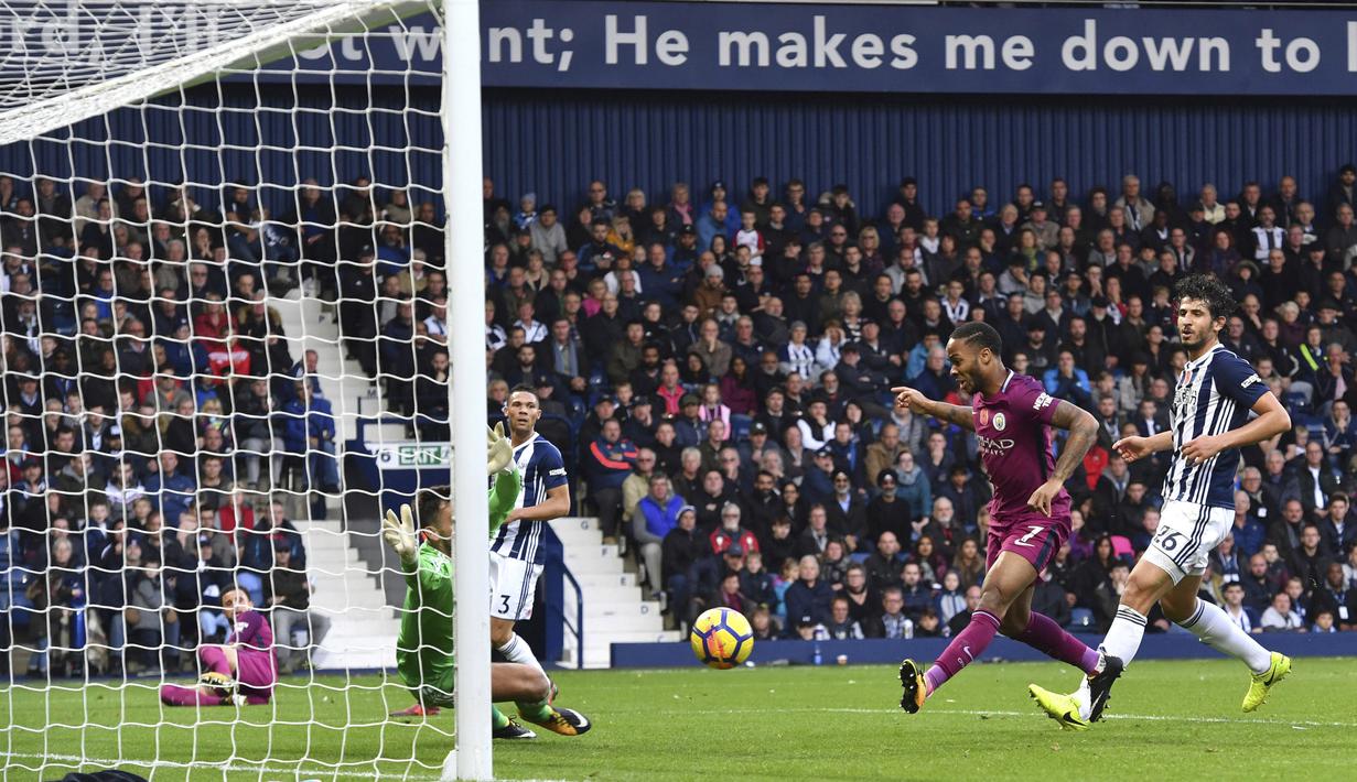 Raheem Sterling (2kanan) menutup kemenangan Manchester City dengan satu golnya ke gawang West Bromwich pada lanjutan Premier League di Hawthorns, West Bromwich, (28/10/2017).  Manchester City menang 3-2. (Anthony Devlin/PA via AP)