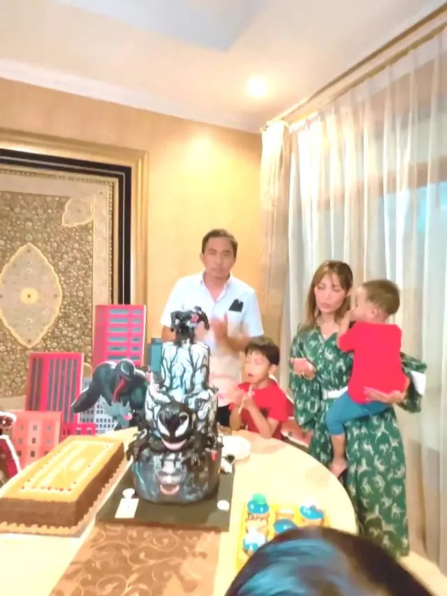 Ayu Dewi dan Regi Datau