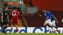 Pemain Everton Gylfi Sigurdsson (kedua kanan) melakukan selebrasi usai mencetak gol ke gawang Liverpool pada pertandingan Liga Inggris di Anfield, Liverpool, Inggris, Sabtu (20/2/2021). Liverpool kalah 0-2. (Phil Noble/Pool via AP)