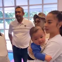 Nikita Willy dan Baby Izz kembali ke Indonesia (Instagram/nikitawillyofficial94)