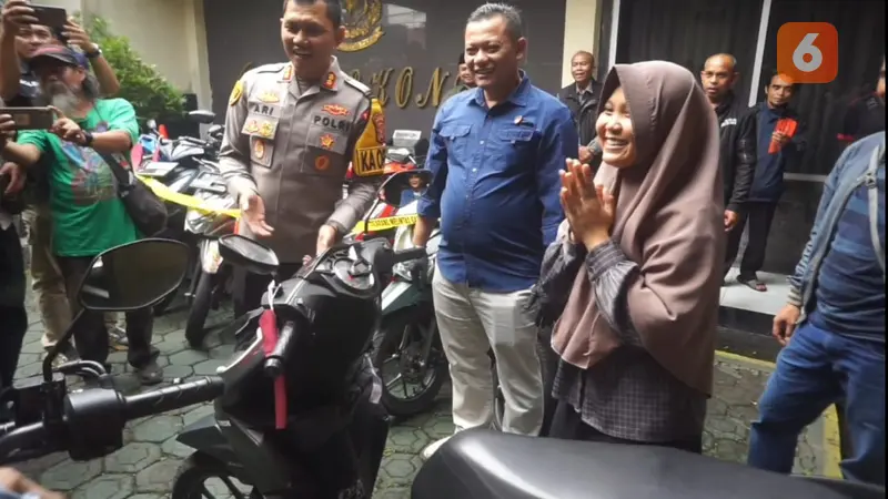 Kapolres Sukabumi Kota AKBP Ari Setyawan Wibowo saat mengungkap kasus curanmor dan mengembalikan kendaraan kepada pemilik (Liputan6.com/Fira Syahrin).