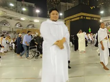 Berlatar belakang Ka'bah, terlihat raut bahagia yang terpancar dari wajah presenter dan desainer Ivan Gunawan. (Liputan6.com/IG/@ivan_gunawan)