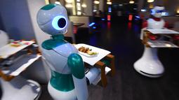 Pelayan robot buatan Nepal mengantarkan makanan untuk pelanggan di restoran Naulo, Kathmandu pada 26 Oktober 2018. Dikenal sebagai bangsa Himalaya miskin, robot buatan start-up lokal Paaila Technology itu mendobrak dunia masa depan. (Prakash MATHEMA/AFP)