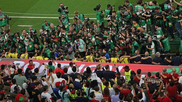 Foto: Sinar Ronaldo Lebih Terang daripada Starting XI Portugal, Begini Momen Para Fotografer Piala Dunia 2022 Pilih Alihkan Fokus ke CR7