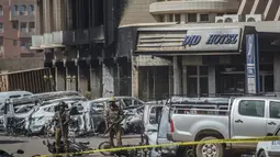 Petugas keamanan berjaga di luar hotel Splendid, Ouagadougou , Burkina Faso, (16/1).  Dikabarkan korban  tewas berjumlah 24 orang. (REUTERS / Joe Penney)