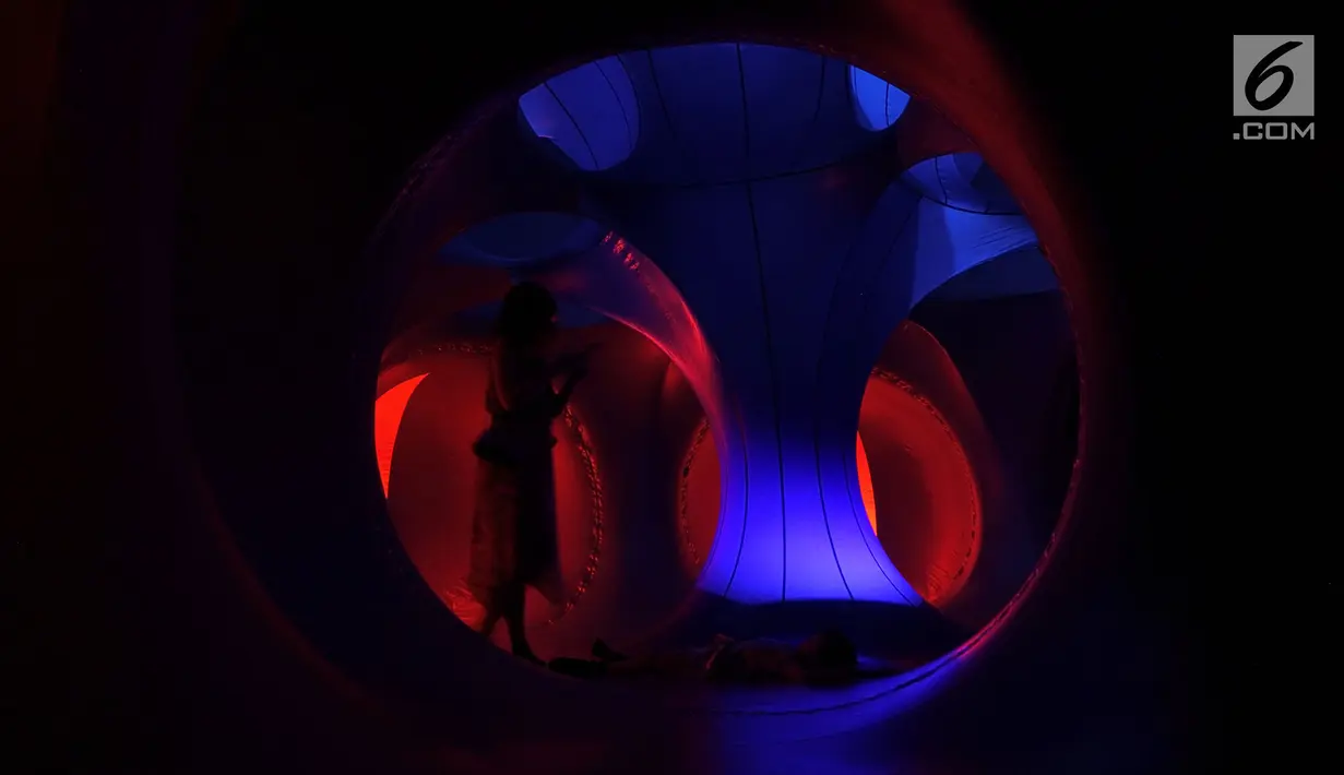 Pengunjung menjelajahi instalasi seni luminarium kelas dunia atau Trilumin di pusat perbelanjaan Jakarta, Jumat (14/9). Luminarium Trilumin hadir di Indonesia setelah berkeliling lebih dari 40 negara. (Merdeka.com/Imam Buhori)
