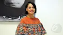 Penyanyi cantik Andien memberikan senyum manis saat  menghadiri pameran busana karya Didi Budiarjo di Museum Tekstil, Kamis (15/1/2015). (Liputan6.com/Panji Diksana)