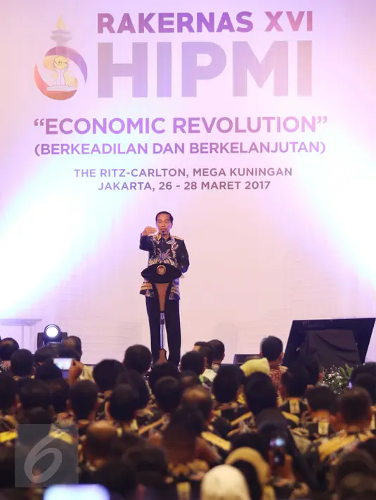 Jokowi menyampaikan pidato saat Rakernas BPP Hipmi dan Peluncuran "Hipmi Go to School 2017 di Jakarta, Senin (27/3). Jokowi berharap Hipmi ikut berperan dalam kebijakan pemerataan ekonomi terutama dalam redistribusi aset. (Liputan6.com/Angga Yuniar)