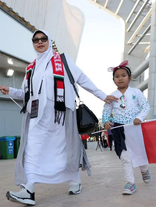 Suporter Timnas Indonesia dan Vietnam tampil nyentrik saat duel kedua negara di ajang Piala Asia 2023. (KARIM JAAFAR/AFP)