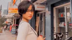 Seperti kebanyakan remaja, Fuji juga menjadikan artis-artis Korea sebagai trendsenter-nya. Fuji sempat mengikuti tren rambut cepak ala artis Korea. Parasnya yang cantik ini disebut mirip dengan Nike Ardila.(Liputan6.com/IG/@fuji_an)