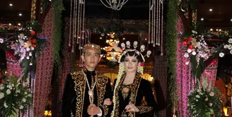 Gibran Rakabuming Raka dan Selvi Ananda tampil elegance dengan busana serba hitam.(Galih W. Satria/bintang.com)