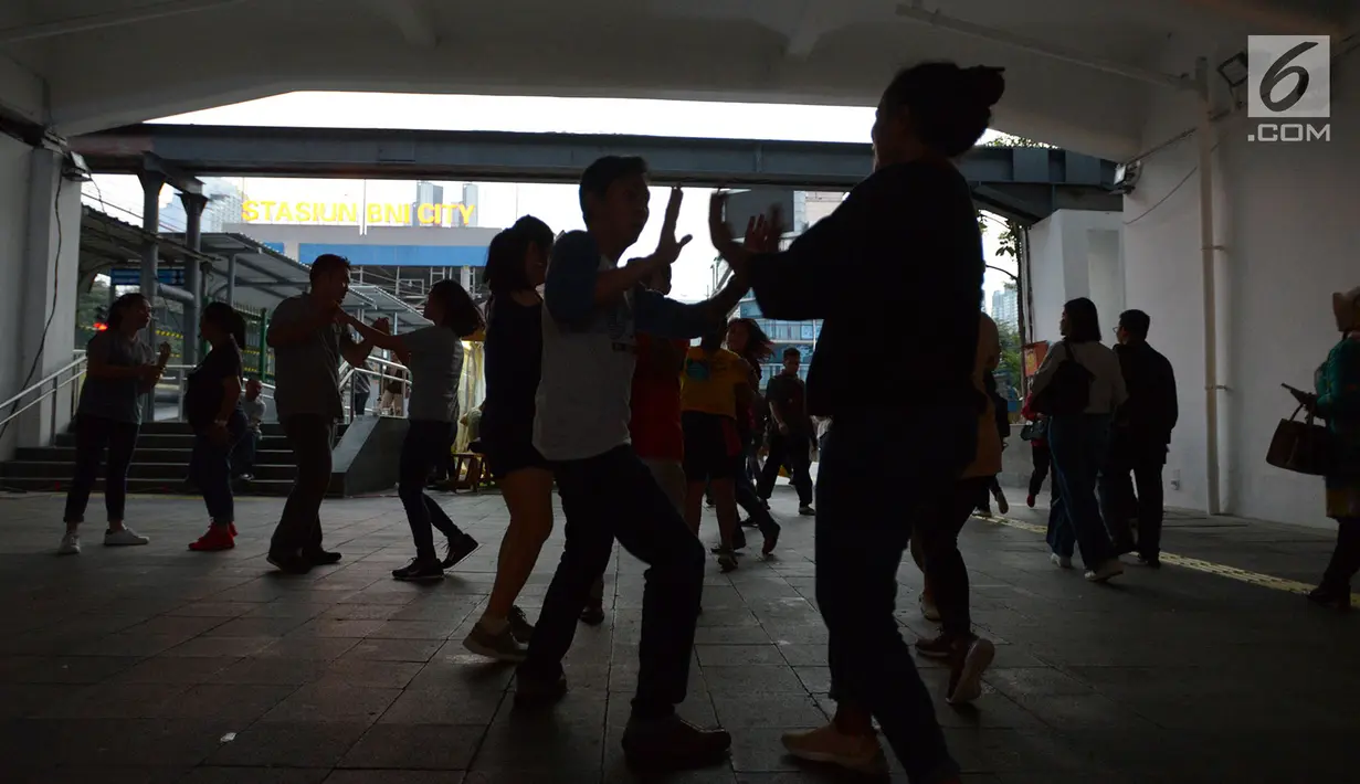 i Salsa menari di terowongan Kendal, Jakarta, Jumat (28/6/2019). Aksi komunitas salsa ini dilakukan untuk menghibur para pejalan kaki yang melintas di terowongan dekat Stasiun Sudirman tersebut. (Merdeka.com/Imam Buhori)