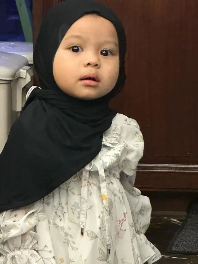 Ameena kenakan hijab (Instagram/krisdayantilemos)