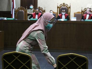 Tersangka dugaan korupsi dan tindak pidana pencucian uang terkait kepengurusan fatwa untuk Djoko Tjandra di Mahkamah Agung, Pinangki Sirna Malasari bersiap menjalani sidang perdana di Pengadilan Tipikor Jakarta, Rabu (23/9/2020). Sidang beragenda pembacaan dakwaan. (Liputan6.com/Helmi Fithriansyah)