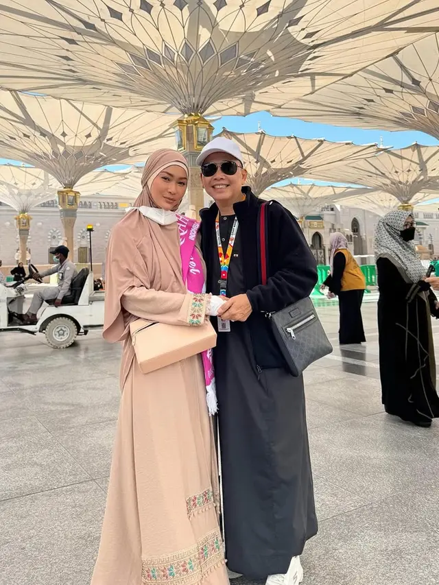 6 Potret Inul Daratista Umrah Jelang Ramadhan, Bertemu Ayah-Ibu Ayu Ting Ting