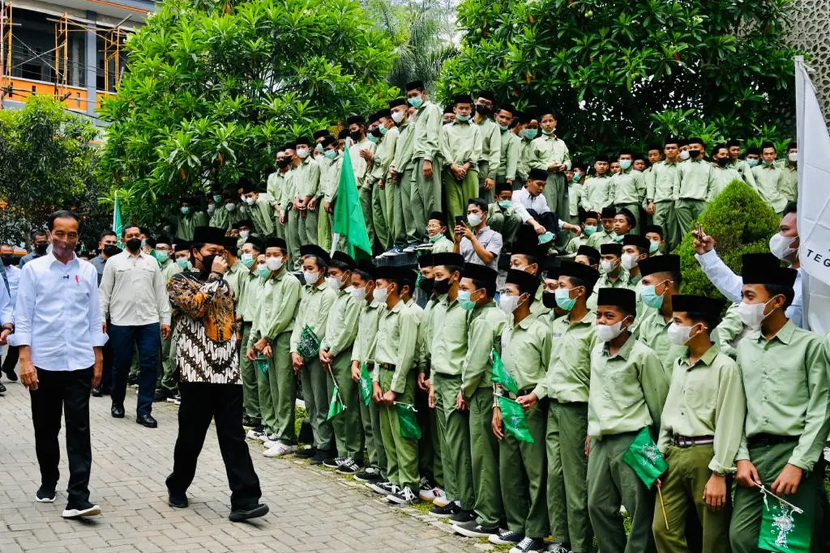 Presiden Jokowi meninjau langsung kegiatan di ponpes Asrama Peguruan Islam (API) Asri Syubbanul Wathon di Tegalrejo, Kabupaten Magelang, Jateng.