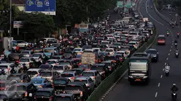 Kemacetan panjang terjadi di jalanan sekitar Terusan Casablanca, Kampung Melayu, Jakarta, Senin (18/7). Memasuki hari pertama masuk sekolah pasca libur Lebaran 2016, jalanan Jakarta kembali macet. (Liputan6.com/Johan Tallo)