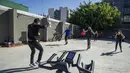 Aktivitas olahraga di luar ruangan di Mexico City pada 21 Januari 2021. Gimnasium di Mexico City beradaptasi dengan ruang terbuka dalam menghadapi lonjakan virus corona COVID-19. (Photo by CLAUDIO CRUZ / AFP)
