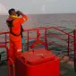Tim SAR Surabaya mencari kapal Zidan Express yang hilang. (Dian Kurniawan/Liputan6.com)