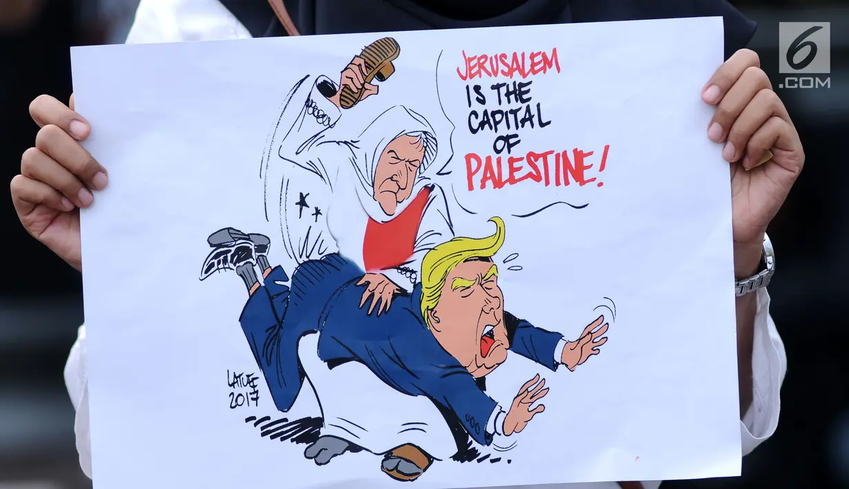 Peserta aksi membentangkan spanduk saat aksi di kawasan Bundaran HI, Jakarta, Minggu (10/12). Mereka memprotes keputusan Presiden AS Donald Trump yang mengakui Yerusalem sebagai Ibu Kota Israel. (Liputan6.com/Helmi Fithriansyah)