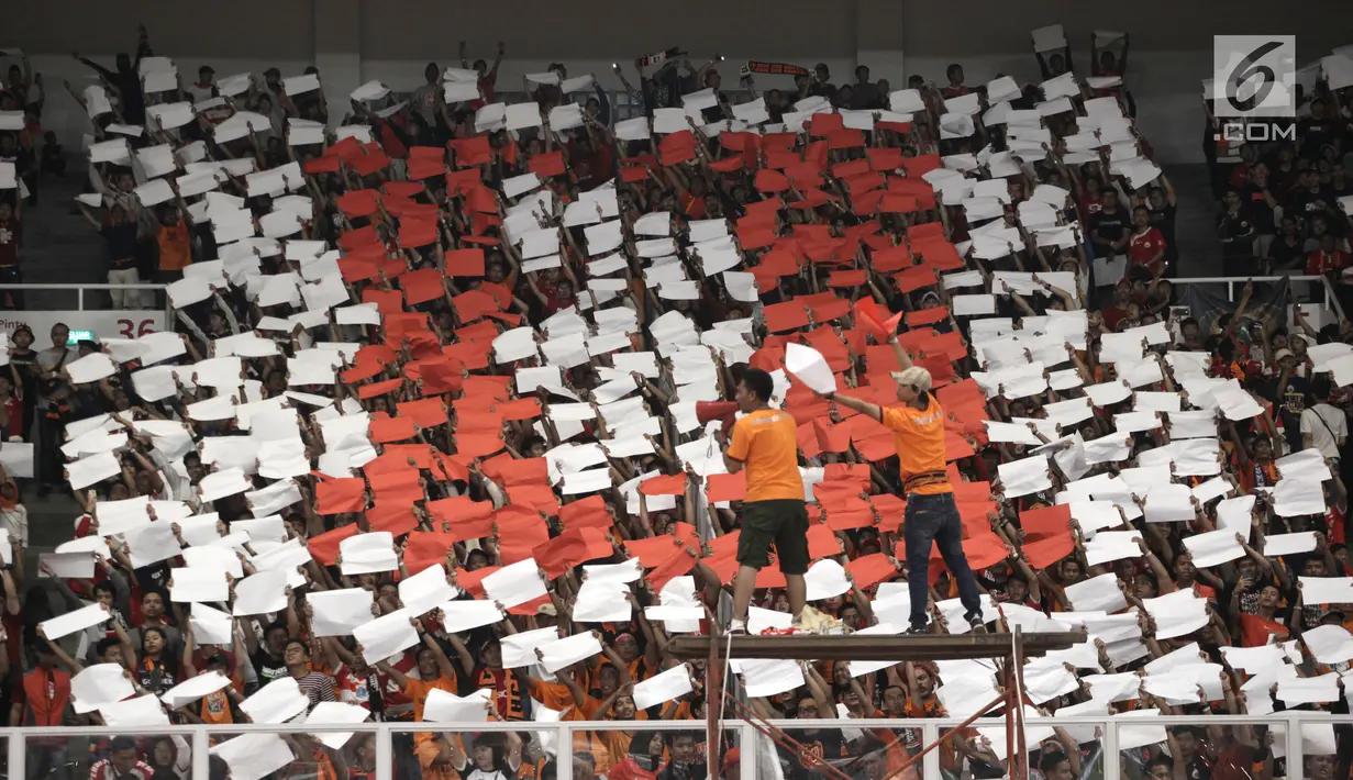 Ribuan suporter Persija Jakarta, The Jakmania membentuk formasi pada laga final Piala Presiden 2018 antara Persija Jakarta melawan Bali United di Stadion Utama GBK, Senayan, Jakarta, Sabtu (17/2). (Liputan6.com/Arya Manggala)