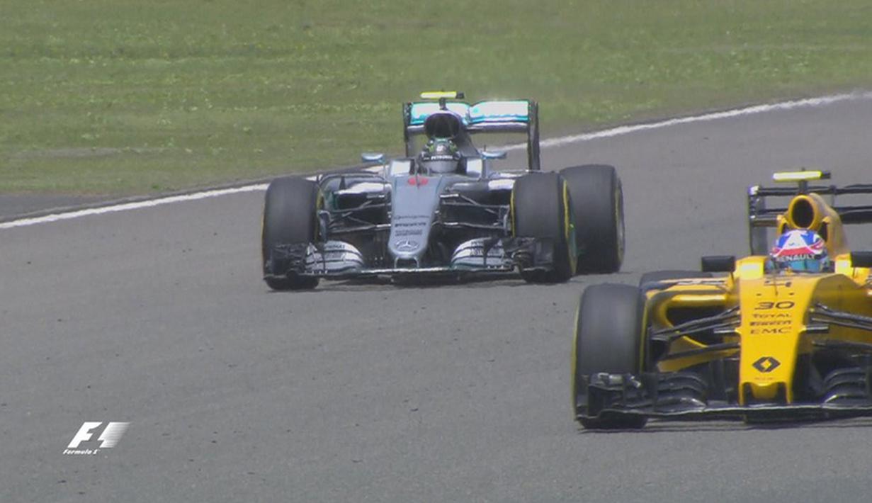 Pebalap Mercedes, Nico Rosberg, menjadi yang tercepat dalam latihan bebas pertama F1 GP China di Sirkuit Internasional Shanghai, China, Jumat (15/4/2016). (Bola.com/Twitter/F1)