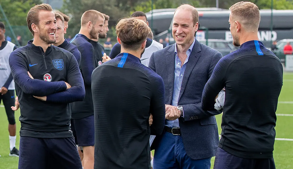 Pangerang William berdiskusi saat menunjungi latihan Timnas Inggris di West Riding County FA, Leeds, Kamis (7/6/2018). Kedatangan ini untuk memberikan support jelang Piala Dunia 2018 Rusia. (AFP/Charlotte Graham)