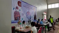Siswa dan masyarakat umum datangi BPK Penabur Cirebon untuk ikut vaksin covid-19. Foto (Liputan6.com / Panji Prayitno)